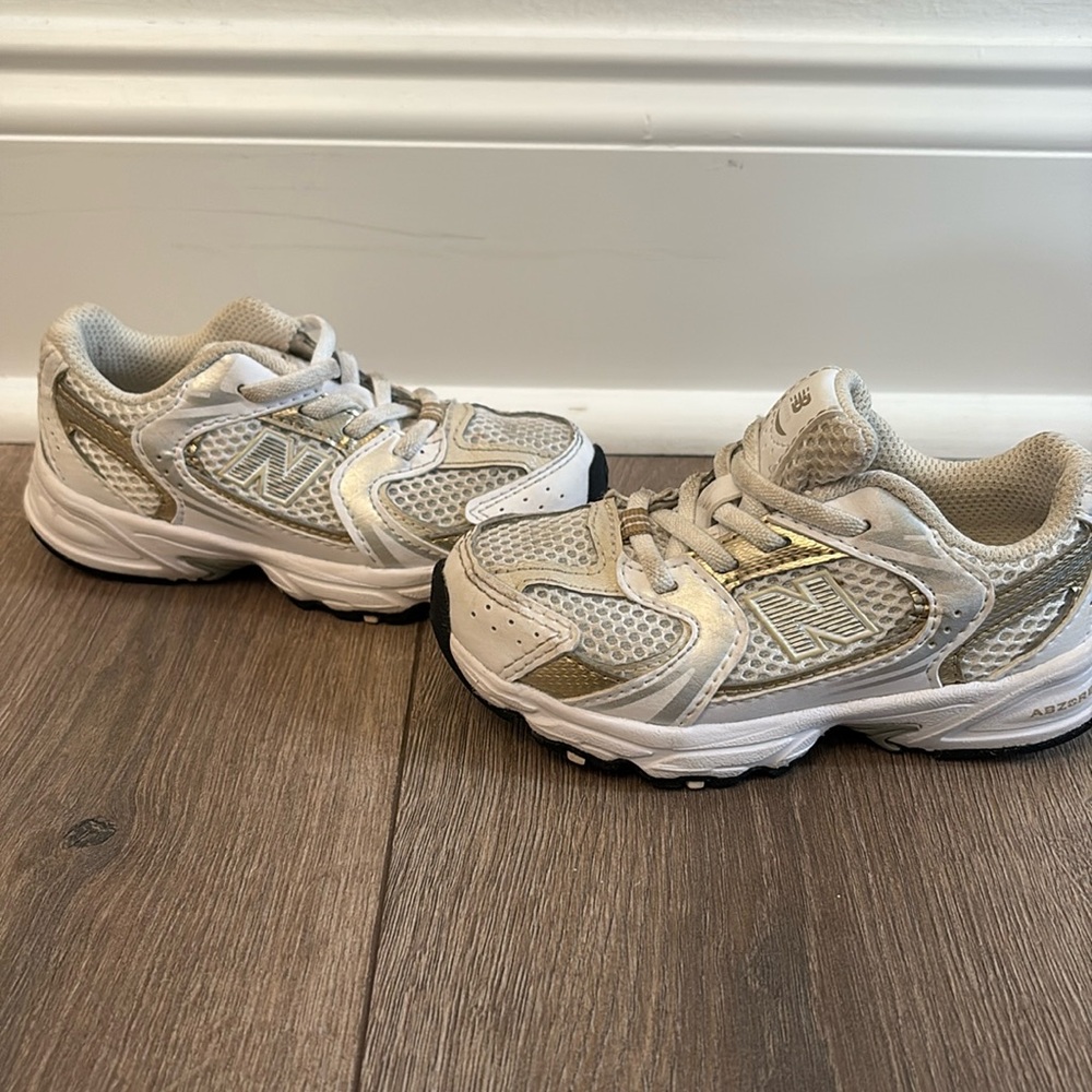 Kids New Balance in good condition in Sz 8 C; no tie-elastic laces